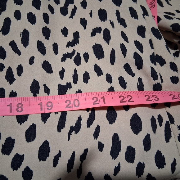 Vince Camuto Tan and Black Blouse - Picture 4 of 5